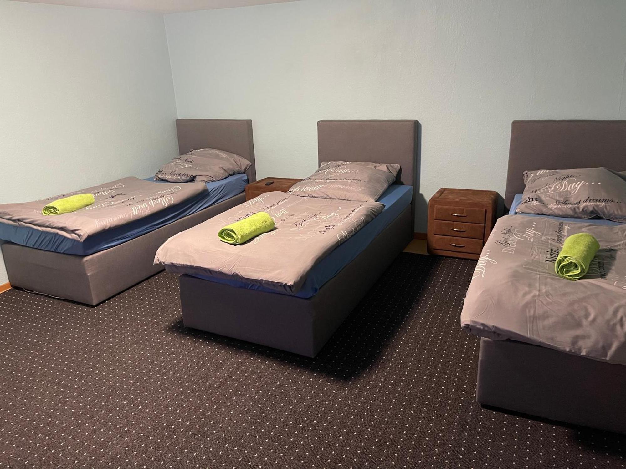Chambre Avec 3 Lits Treviri Esterno foto